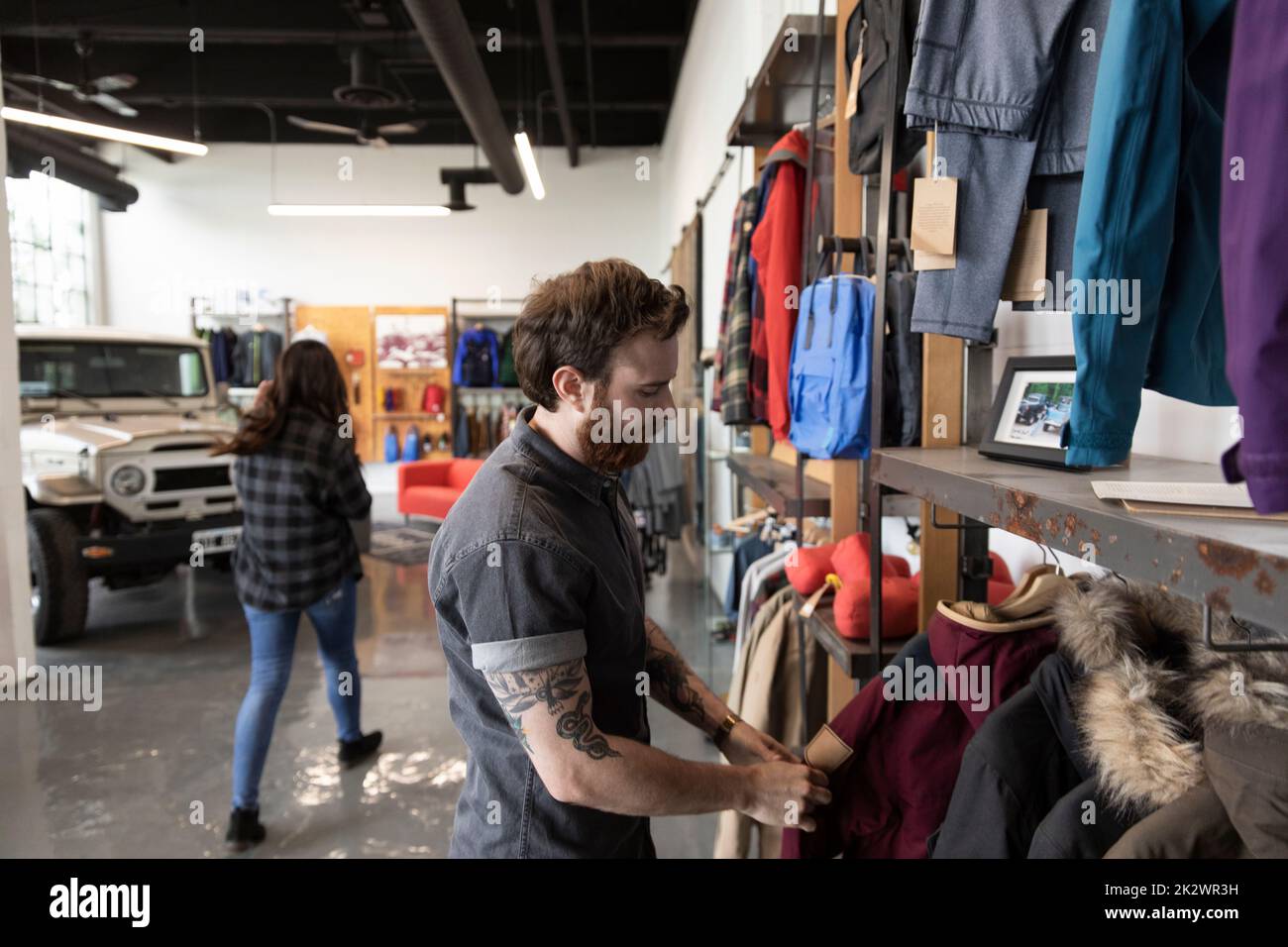 Hombre de compras de ropa exterior en la tienda de artículos deportivos Foto de stock