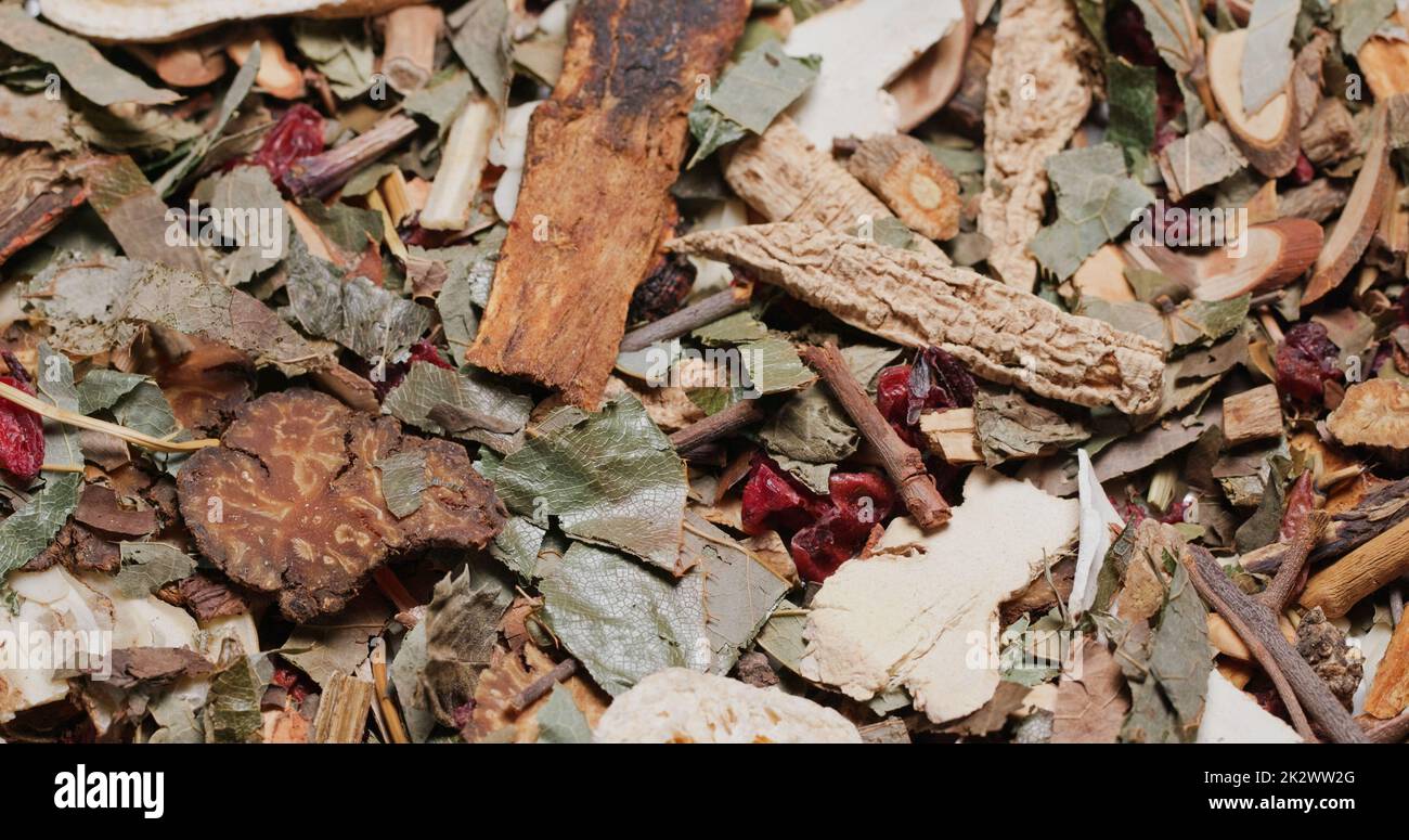 Té chino de la medicina herbaria en la mesa Foto de stock