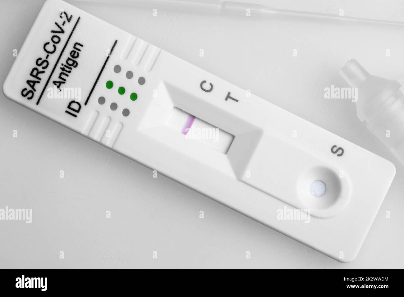 Resultado negativo de la prueba utilizando un dispositivo de prueba rápida para COVID19