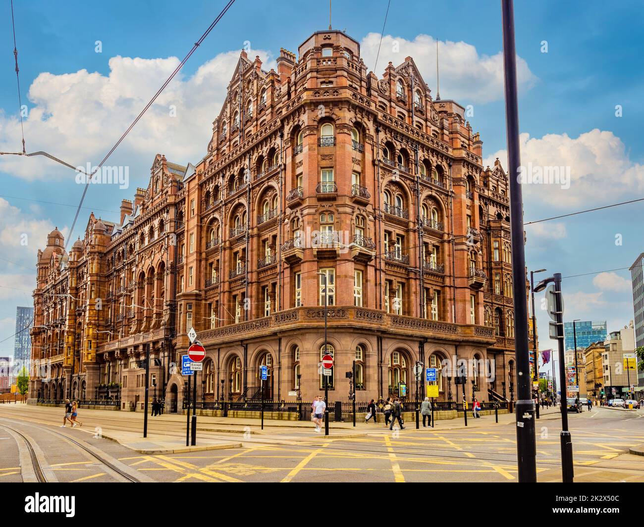 Fachada exterior del Midland Hotel en la esquina de Peter Street y Lower Mosley Street, vista desde la Plaza de San Pedro. Manchester. Foto de stock