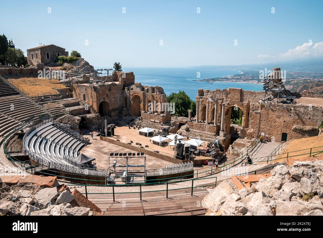 Vista panorámica de las antiguas ruinas del antiguo teatro griego en la costa mediterránea Foto de stock