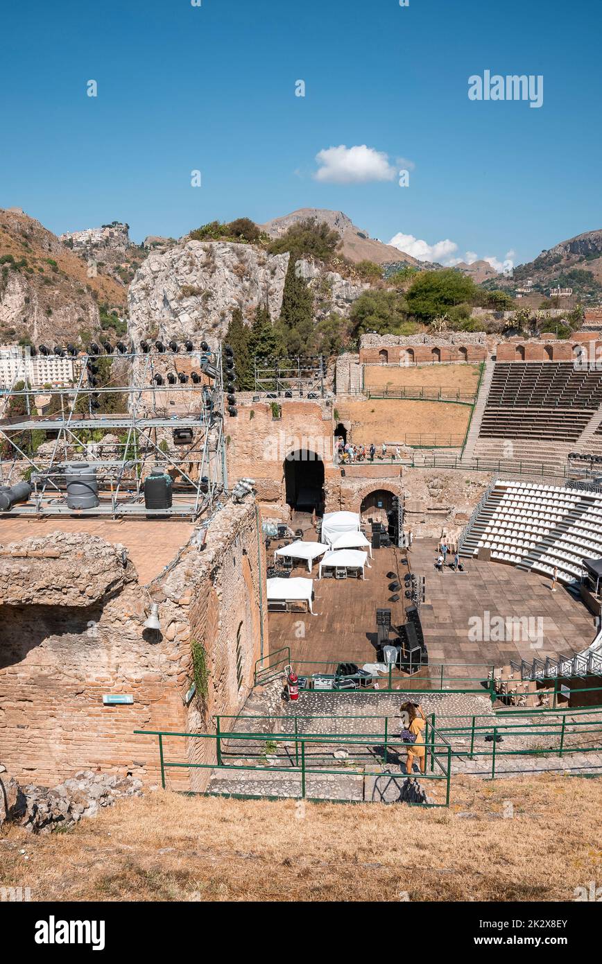 Vista panorámica de las antiguas ruinas del antiguo teatro griego en la costa mediterránea Foto de stock