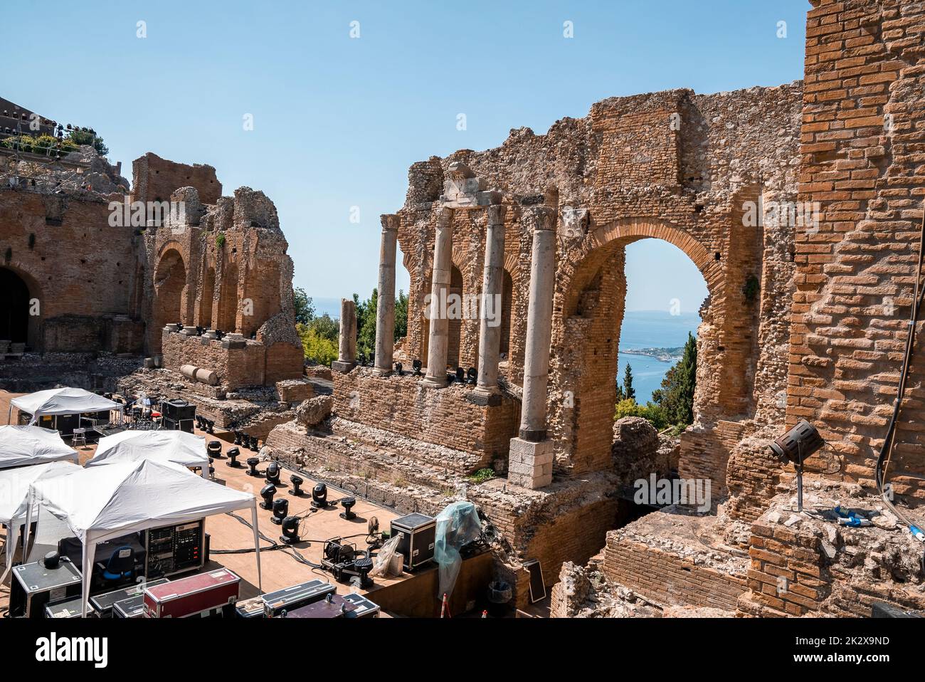 Columnas en las antiguas ruinas del antiguo teatro griego con el cielo azul en el fondo Foto de stock