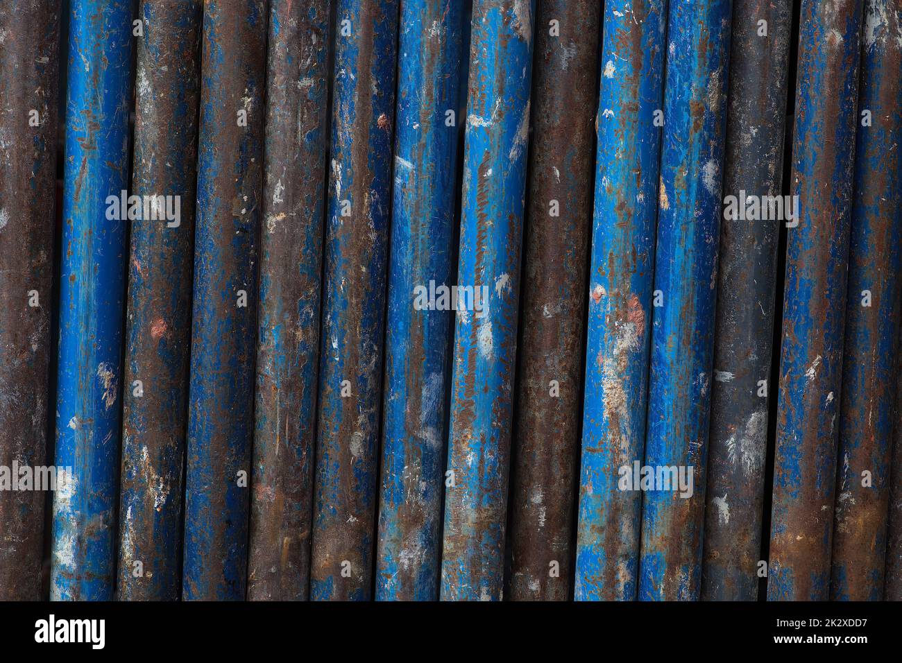 óxido metal líneas verticales fondo tubos azul andamio industrial textura hierro Foto de stock