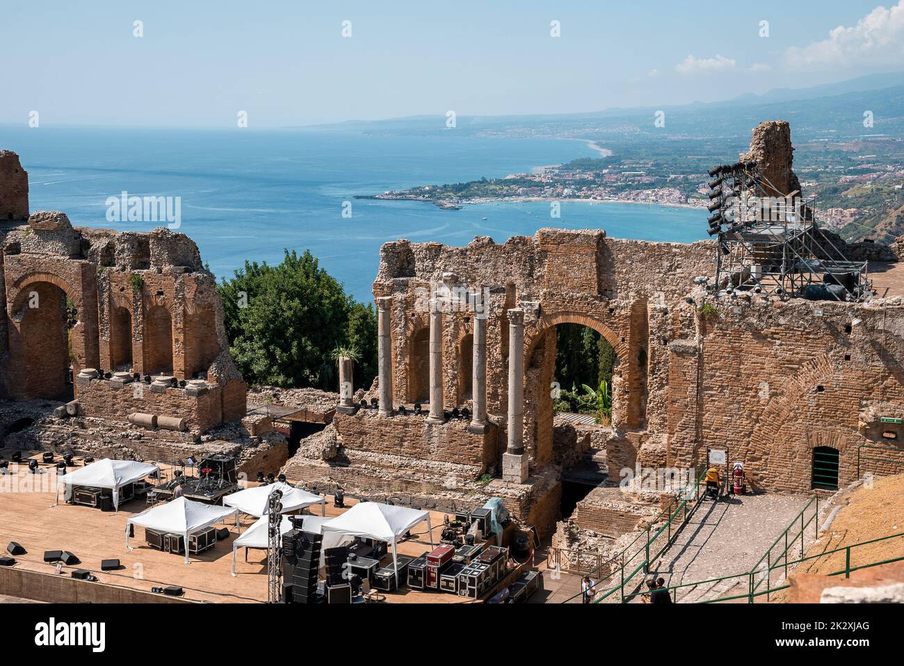 Vista panorámica de las antiguas ruinas del antiguo teatro griego en la costa mediterránea Foto de stock