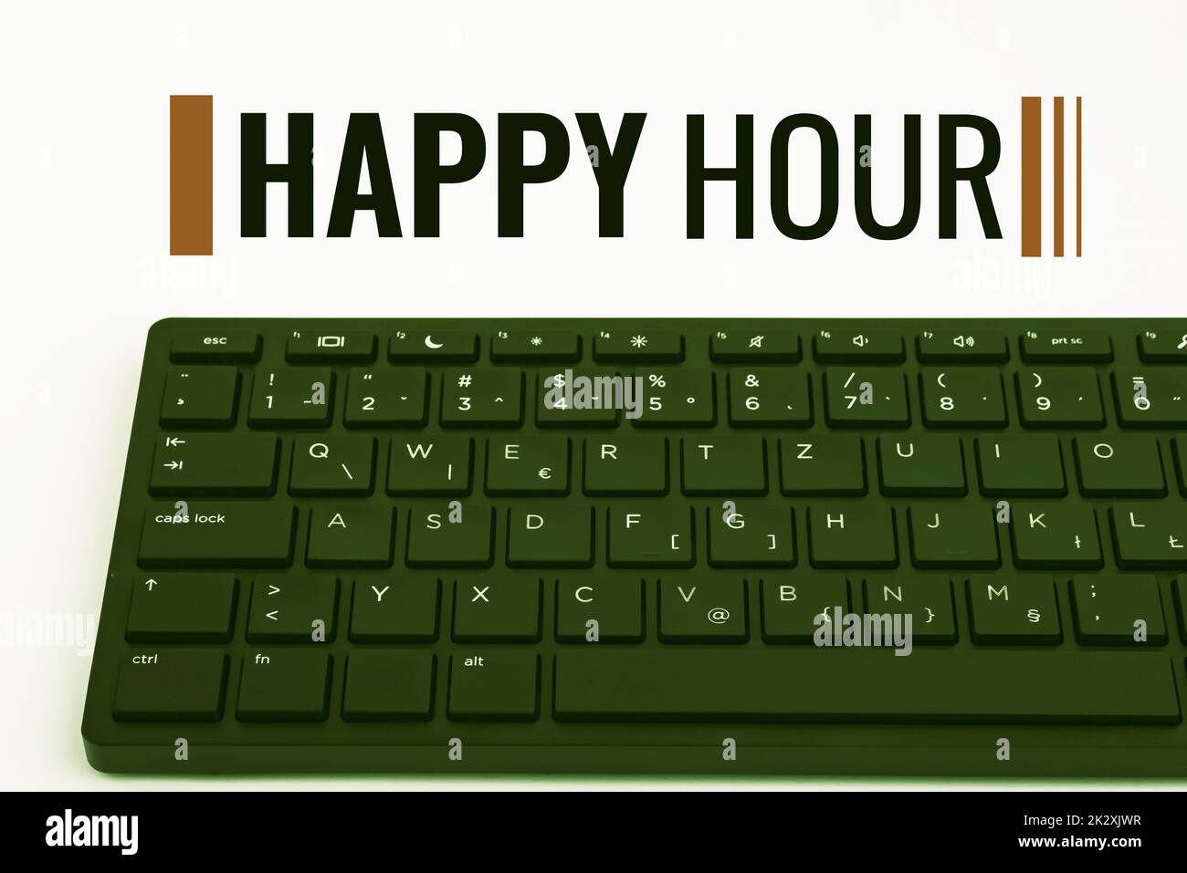 Escribir mostrando texto Happy Hour. Palabra para pasar tiempo en actividades que te hacen relajar por un rato Teclado de ordenador y Symbol.Information Media for Communication. Foto de stock