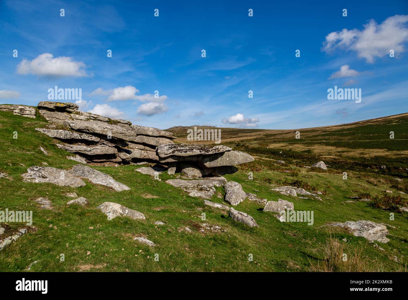 Un escarpado paisaje de Dartmoor en un soleado día de septiembre Foto de stock