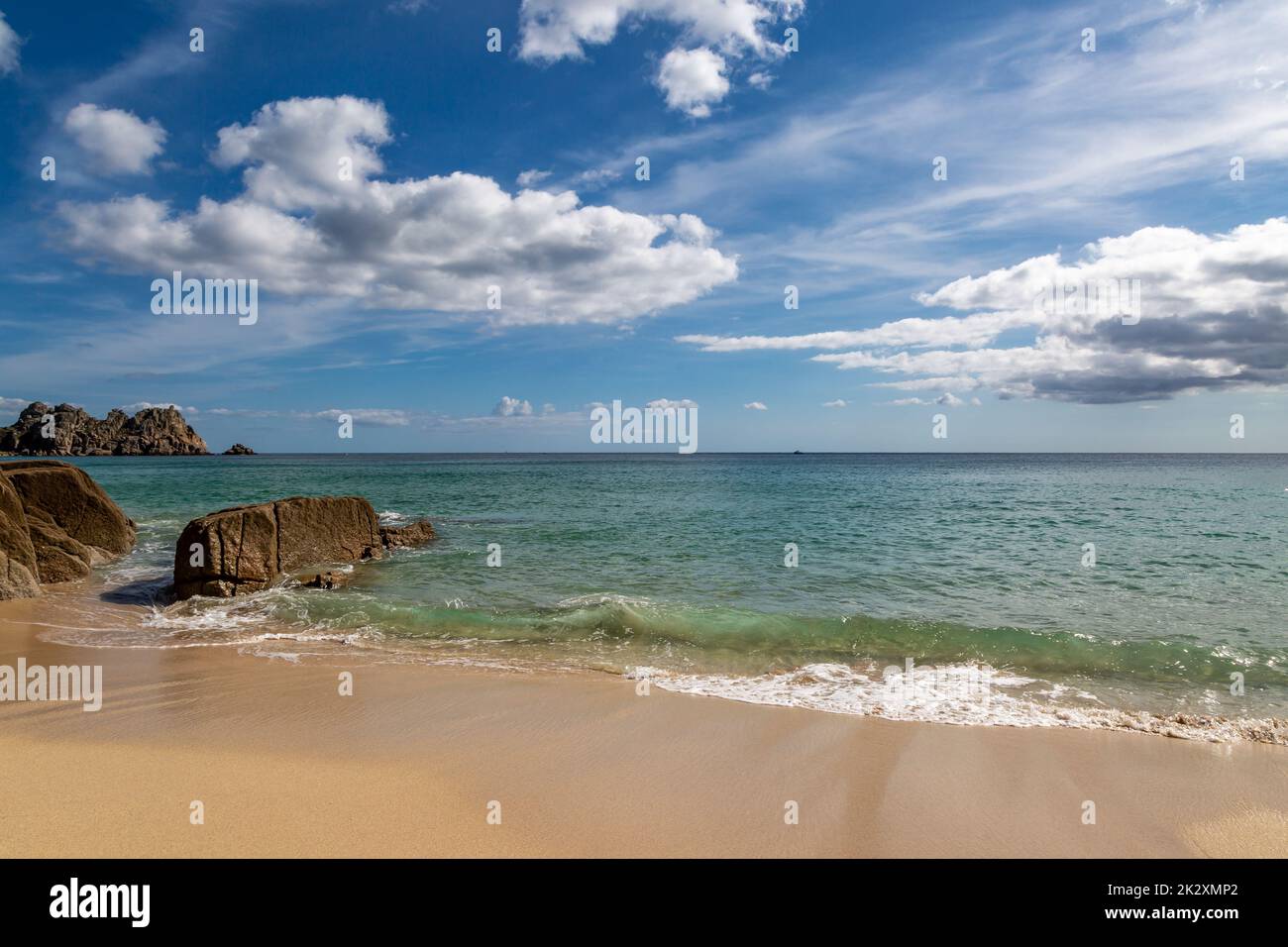 La idílica playa de Porthcurno en Cornwall, en un día soleado Foto de stock