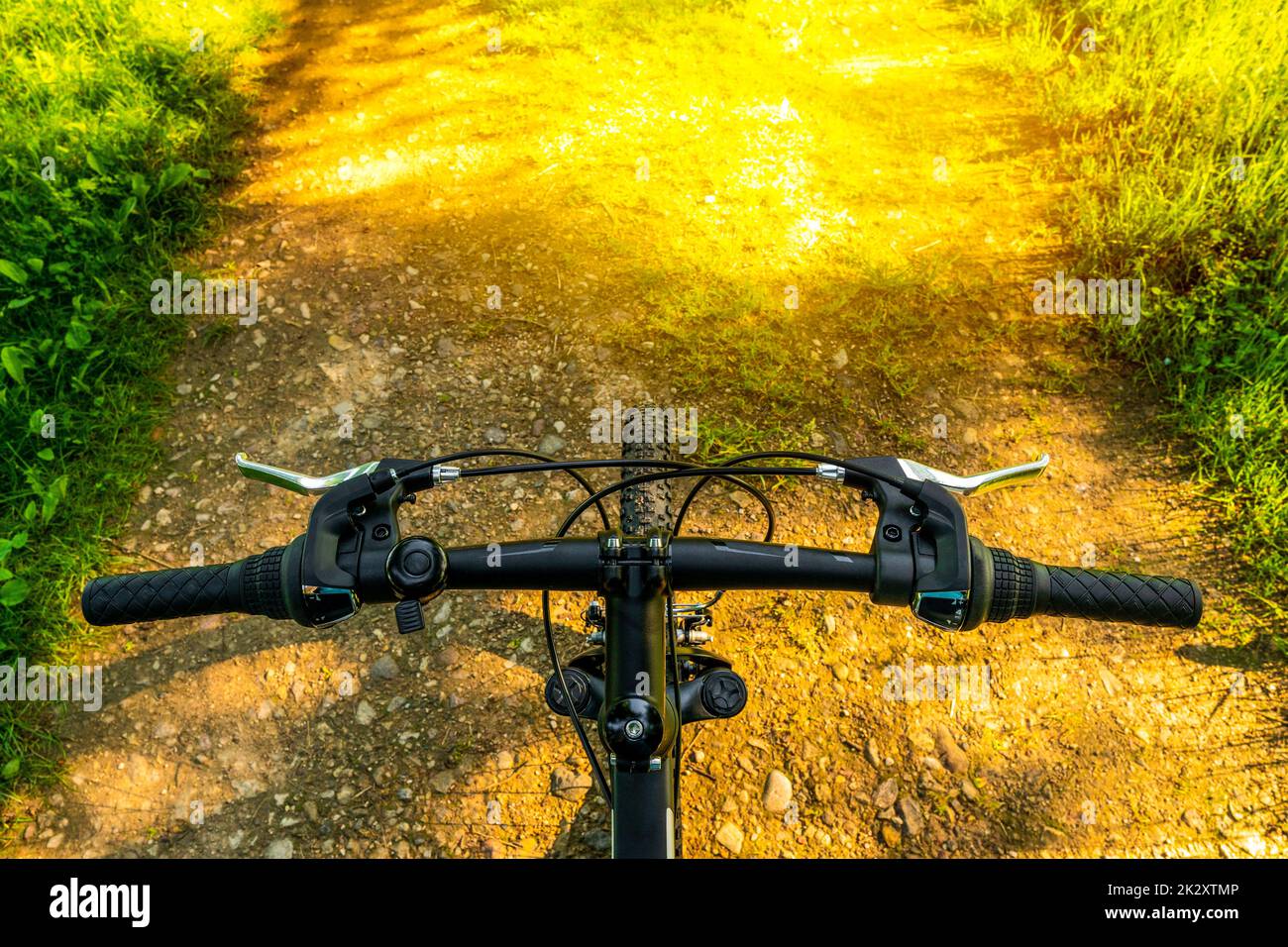 Manillar de bicicleta en el fondo de la carretera rural Foto de stock