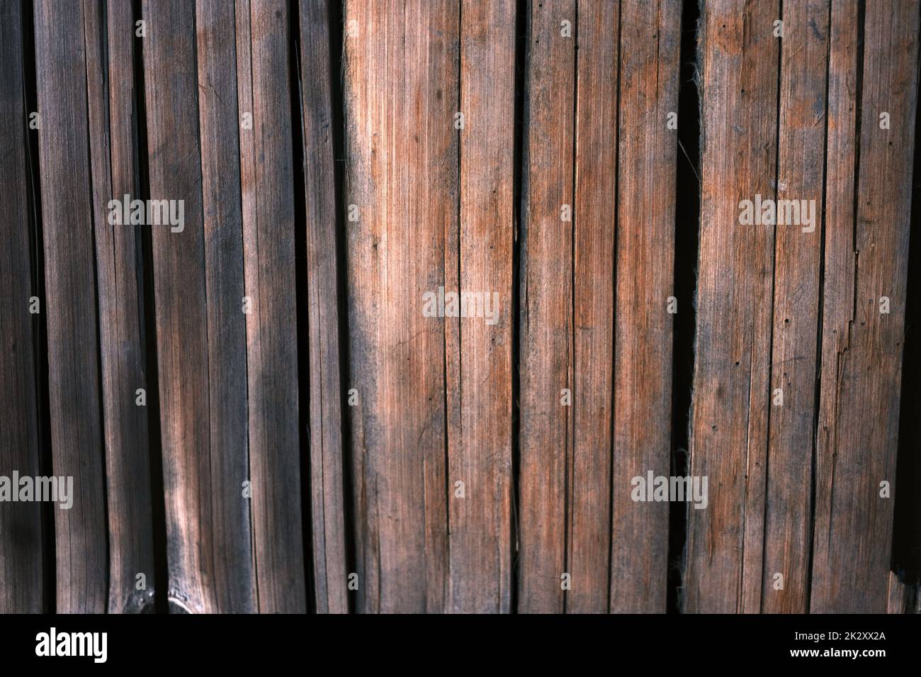 Bambú viejo textura madera natural patrones marrón. Foto de stock