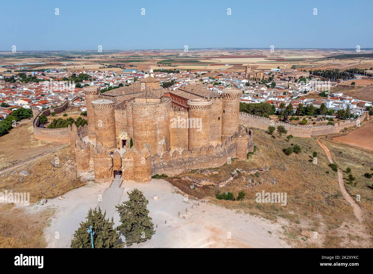 Moinhos de vento em belmonte, cuenca, espanha fotomural • fotomurais  destino de viagem, lugar famoso, medieval