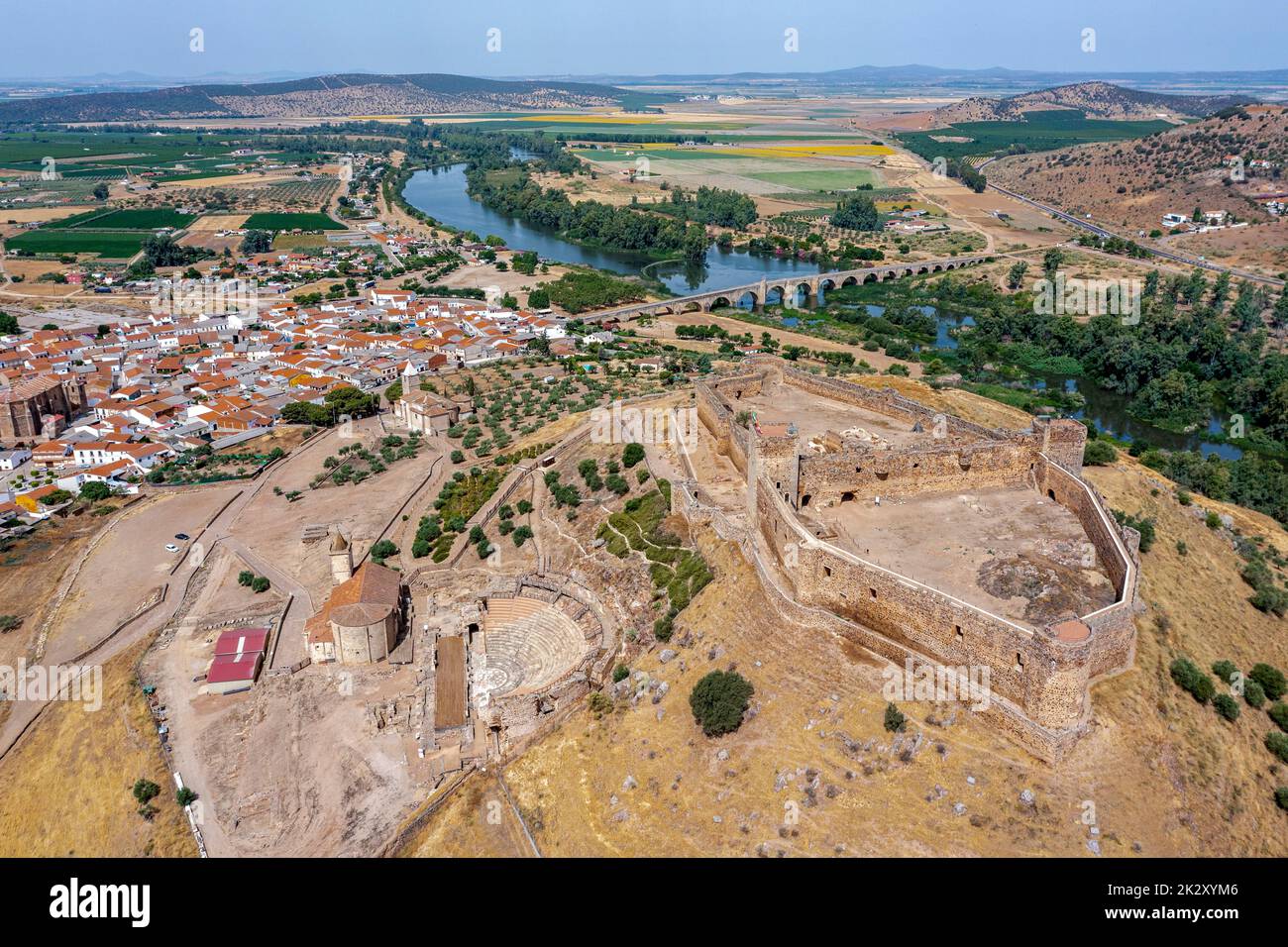 vista-aerea-de-medellin-municipio-espanol-de-la-provincia-de-badajoz-extremadura-espana-2k2xym6.jpg