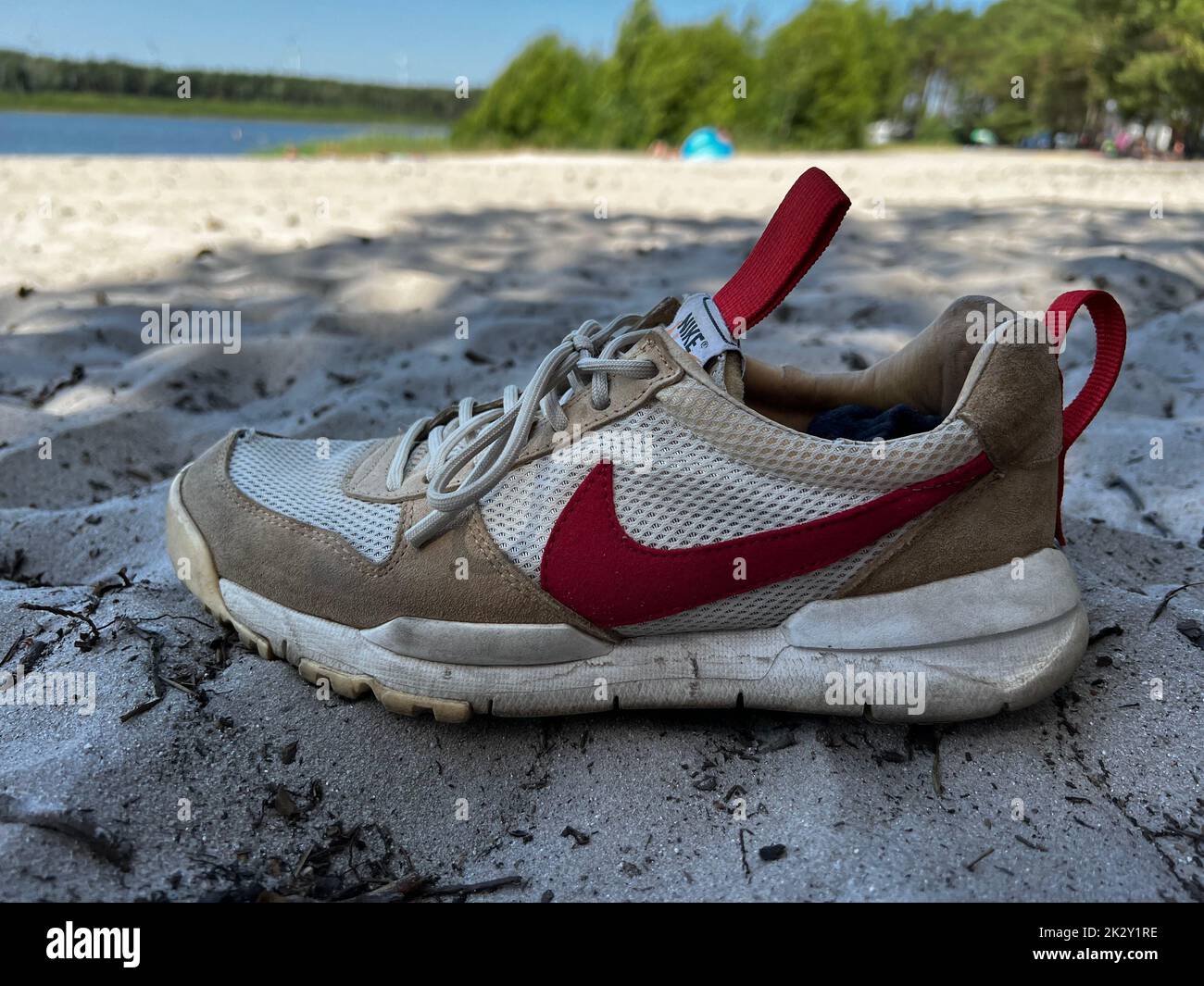 La vista de primeros planos de las zapatillas Nike Craft Mars Yards sobre  la arena junto al agua Fotografía de stock - Alamy
