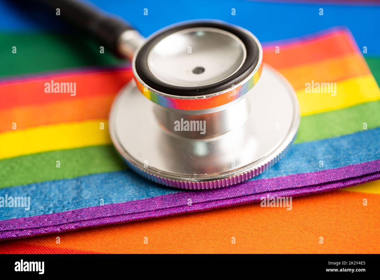 Estetoscopio negro con corazón de bandera arco iris sobre fondo blanco, símbolo del mes de orgullo LGBT celebrar anual en junio social, símbolo de gay, lesbianas, bi Foto de stock