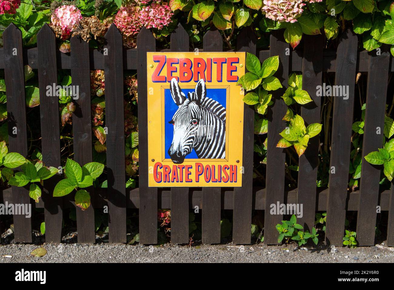 Zebrite Grate Polaco Zebra, esmalte antiguo carteles publicitarios Foto de stock