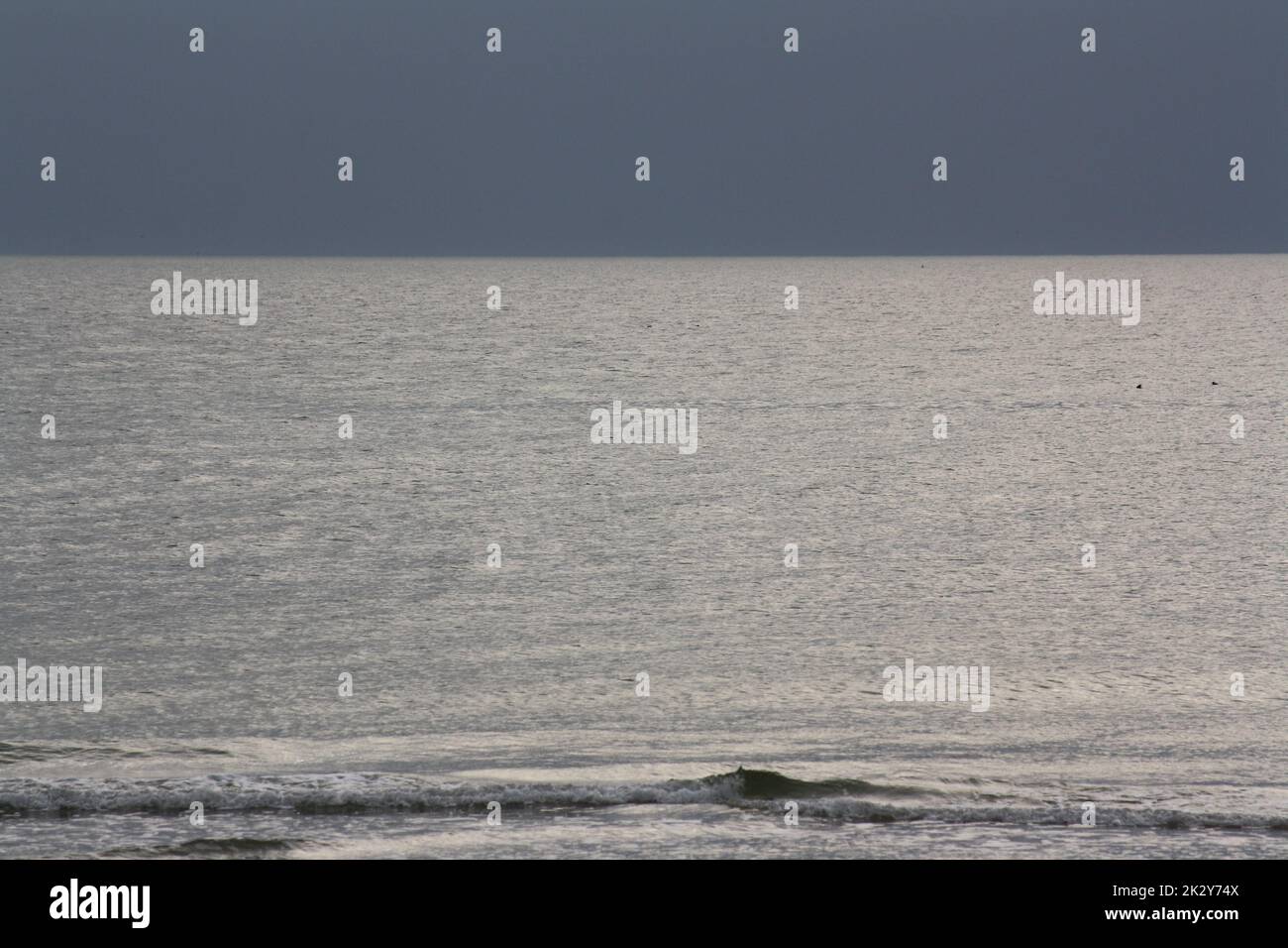 Mar tranquilo en un día nublado en Rantum en la isla de Sylt Foto de stock