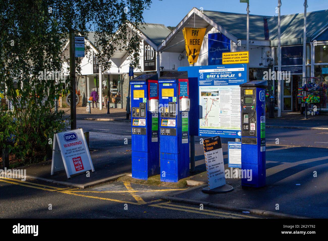Lake District Pay and Display unidades de pago y mapa de la calle en Windermere, Reino Unido Foto de stock
