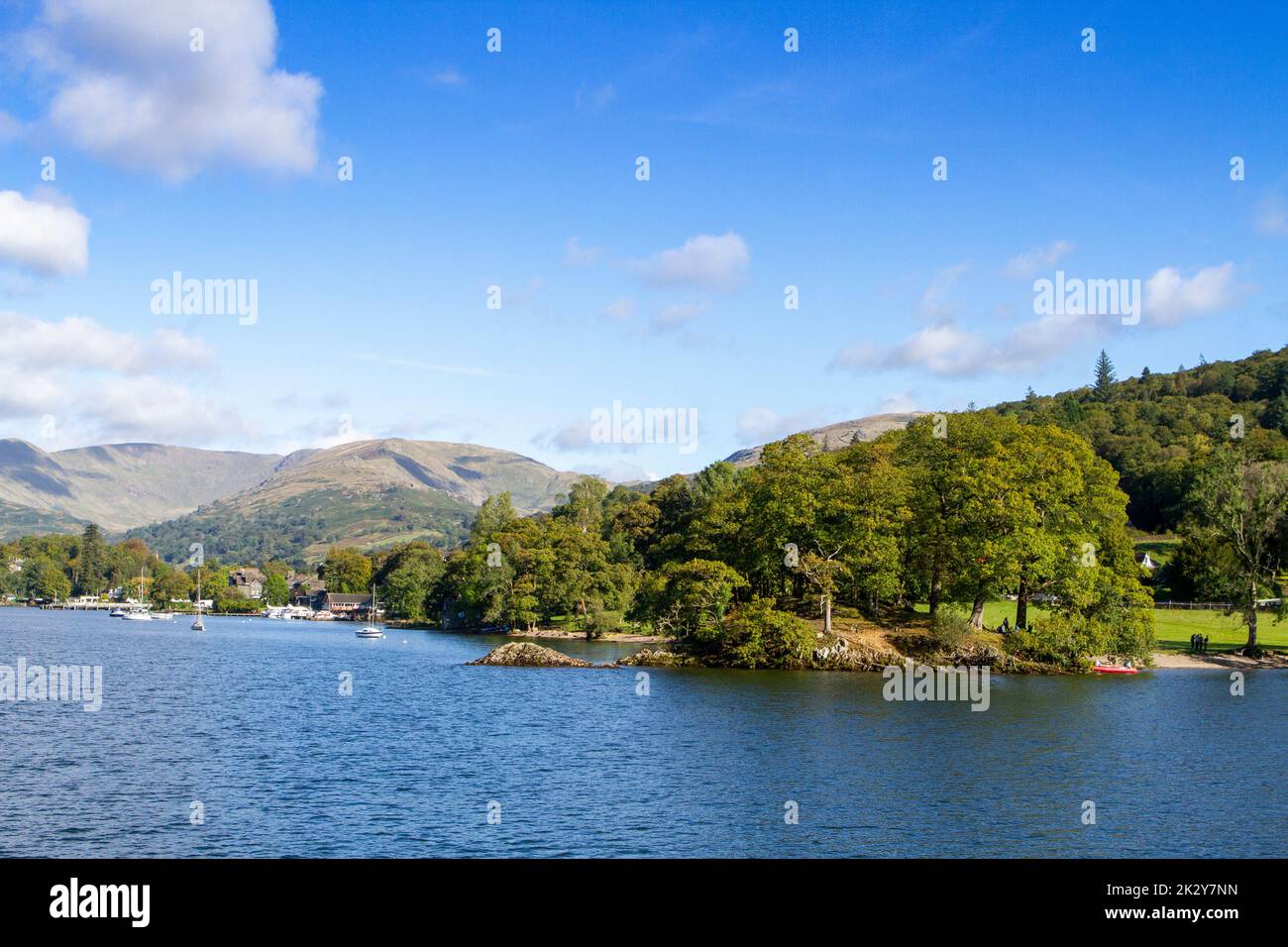 Lagos ingleses, paisajes del Lake District, barcos turísticos, muelles y amarraderos en Cumbria, Reino Unido Foto de stock
