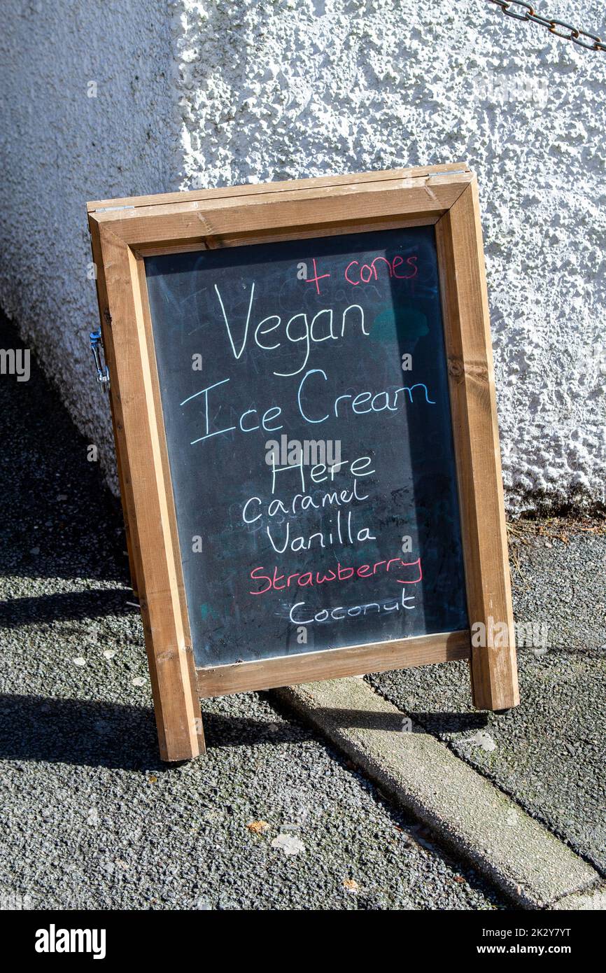 Cartel de Vegan Ice Cream fuera de una tienda de confitería en Cumbria Foto de stock