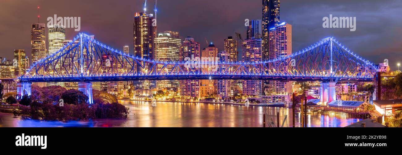 Pensionista Investigación Higgins Una toma panorámica de una noche Story Bridge en Brisbane con luces y  paisaje urbano en el fondo Fotografía de stock - Alamy