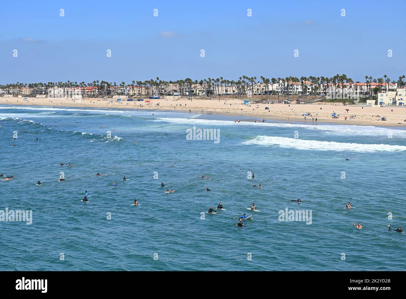 HUNTINGTON BEACH, CALIFORNIA, 19 DE SEPTIEMBRE de 2022: Un gran grupo de surfistas en sus tablas en el muelle de Huntington Beach durante el surf internacional Foto de stock