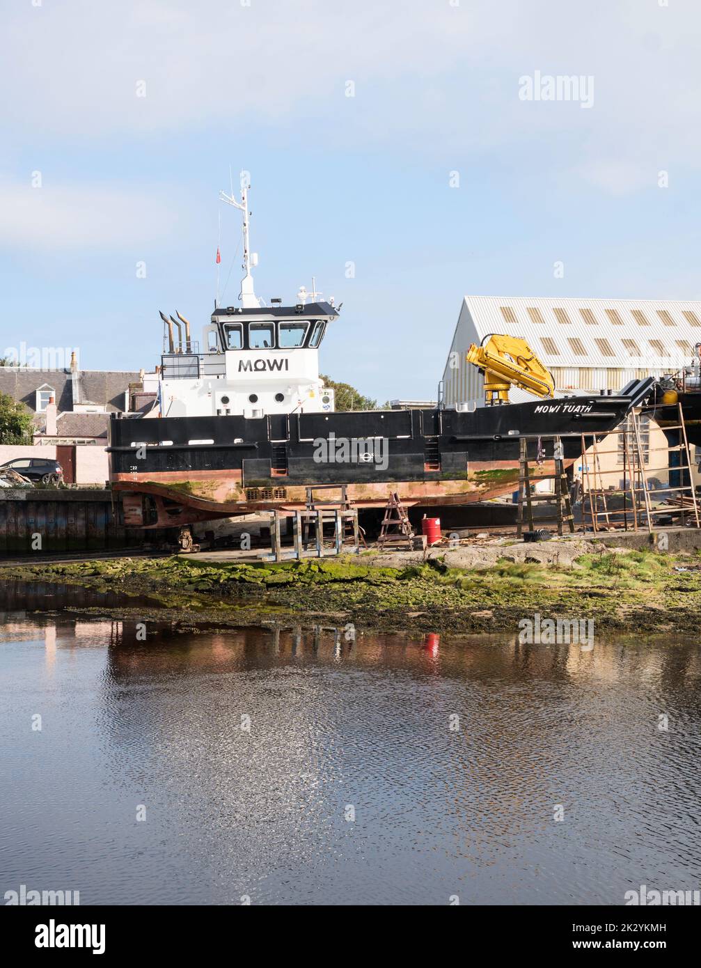 Buque de apoyo para la cría de salmón Mowi Tuath, en la rampa de los ingenieros marinos Alexander Noble & Sons, en Girvan Harbor, South Ayrshire, Escocia, Reino Unido Foto de stock