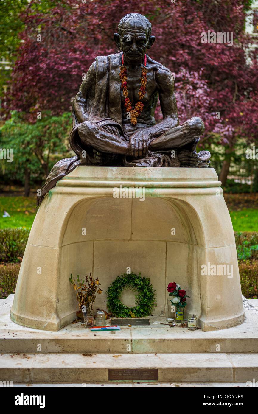 Estatua de Gandhi Londres - Mahatma Estatua de Gandhi en Tavistock Square Gardens Bloomsbury Londres. Esculpido por Fredda Brilliant e instalado en 1968 Foto de stock