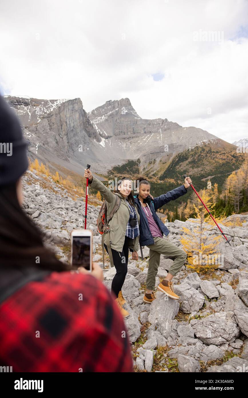 Feliz madre e hija haciendo senderismo en las pintorescas Montañas Rocosas canadienses Foto de stock