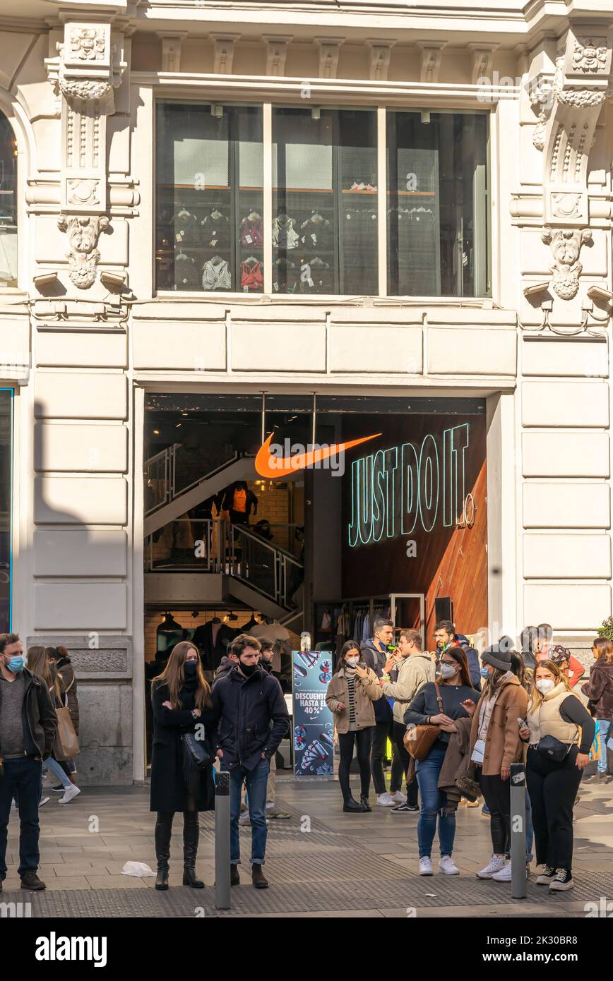 nike gran via fotografías e imágenes de alta resolución - Alamy