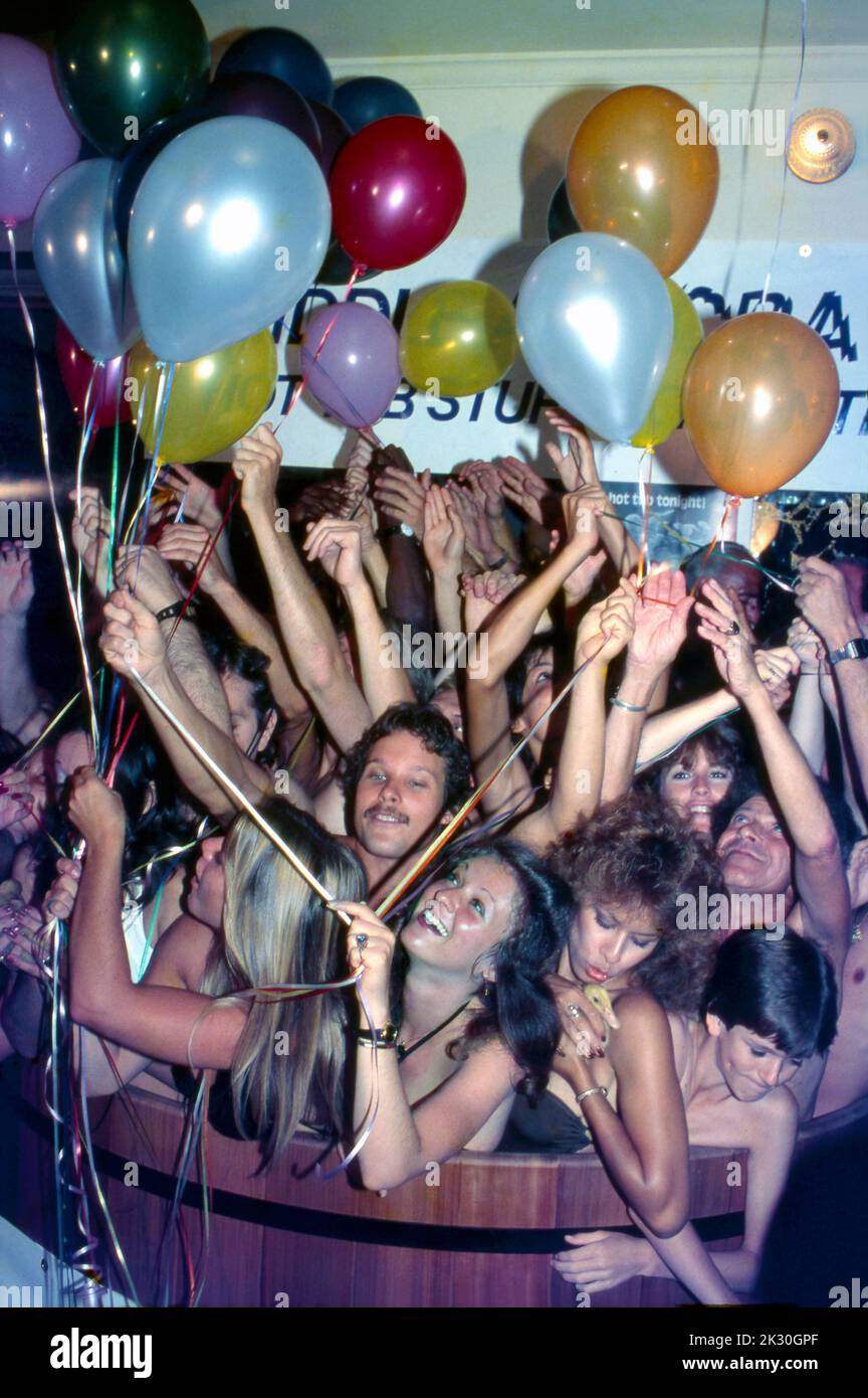 Un truco publicitario para una película sobre jacuzzis presentó una competencia de relleno de bañera de hidromasaje en un lobby de películas en Hollywood, CA., alrededor de 1980s. Foto de stock