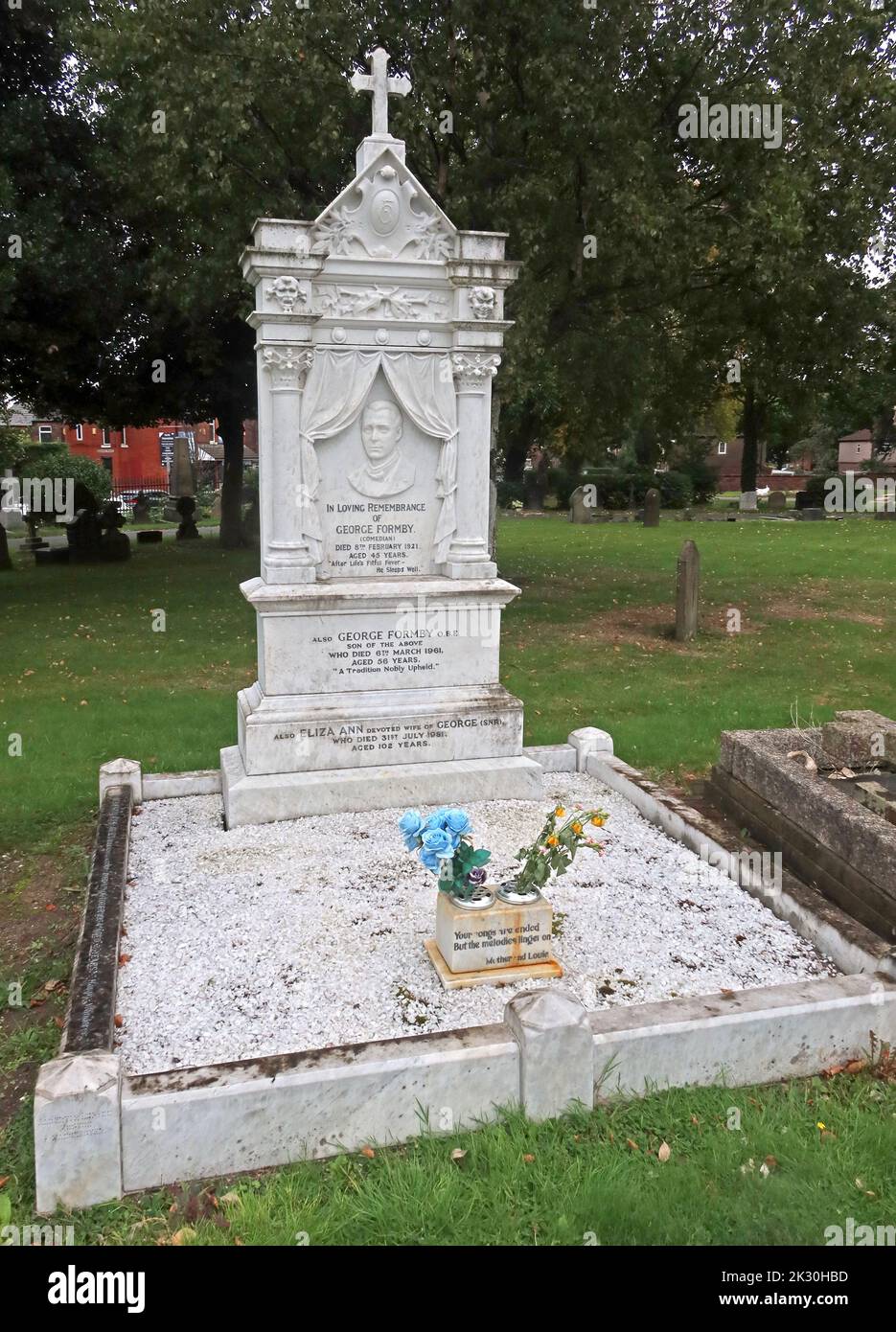 El último lugar de descanso de George Formby y el animador del hijo, el cementerio de Warrington, Manchester Road, Cheshire, Inglaterra, REINO UNIDO Foto de stock