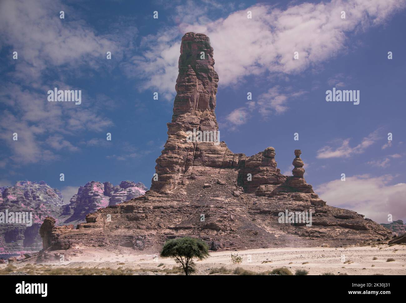Extraordinario pináculo rocoso Al Ula Arabia Saudita Foto de stock