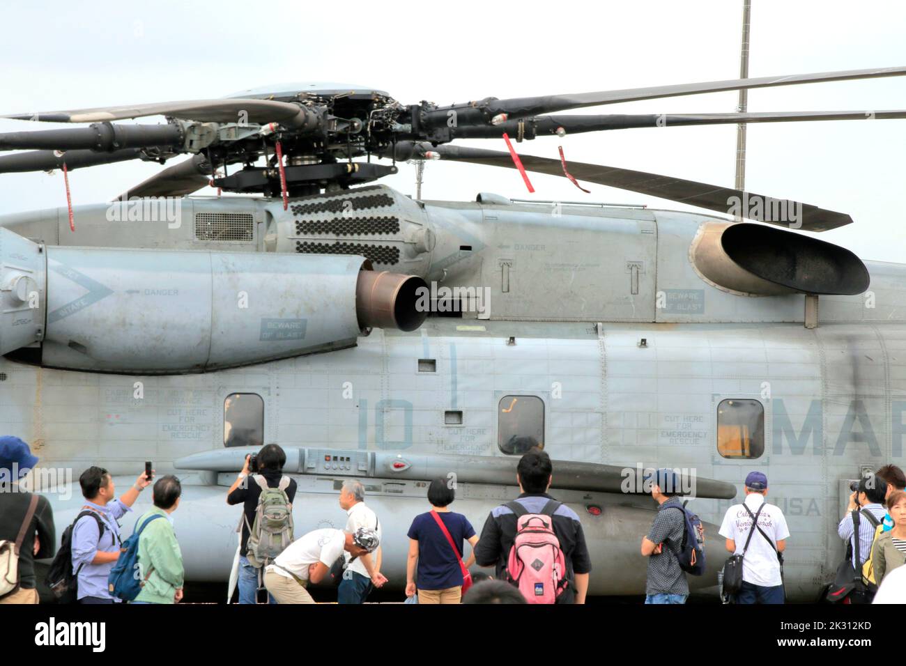 Helicóptero CH-53 de LOS Marines de EE.UU. En la Base Aérea de Yokota Tokio Japón Foto de stock