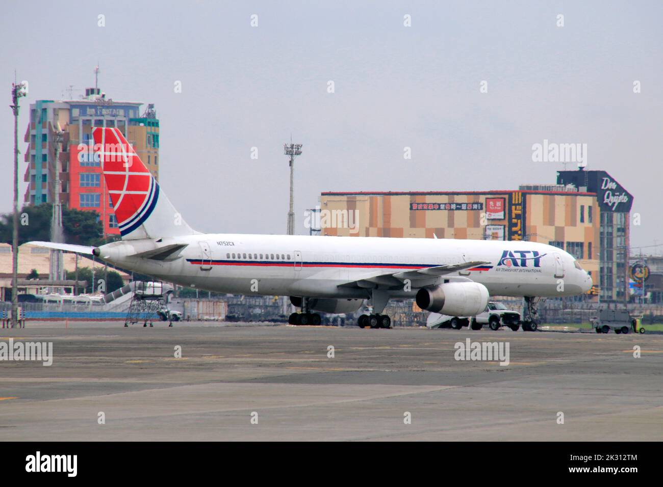 Boeing 757 Internacional de Transporte Aéreo en la Base Aérea de Yokota en Tokio Japón Foto de stock