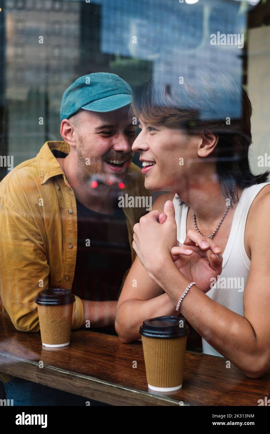 Gay couple men cafe fotografías e imágenes de alta resolución - Alamy Gay couple men cafe fotografías e imágenes de alta resolución - Alamy