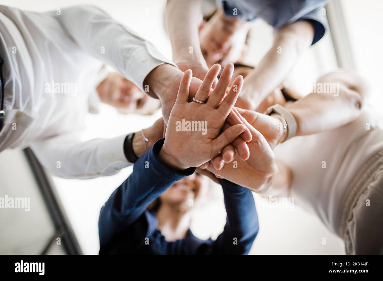 Gente de negocios apilando sus manos Foto de stock