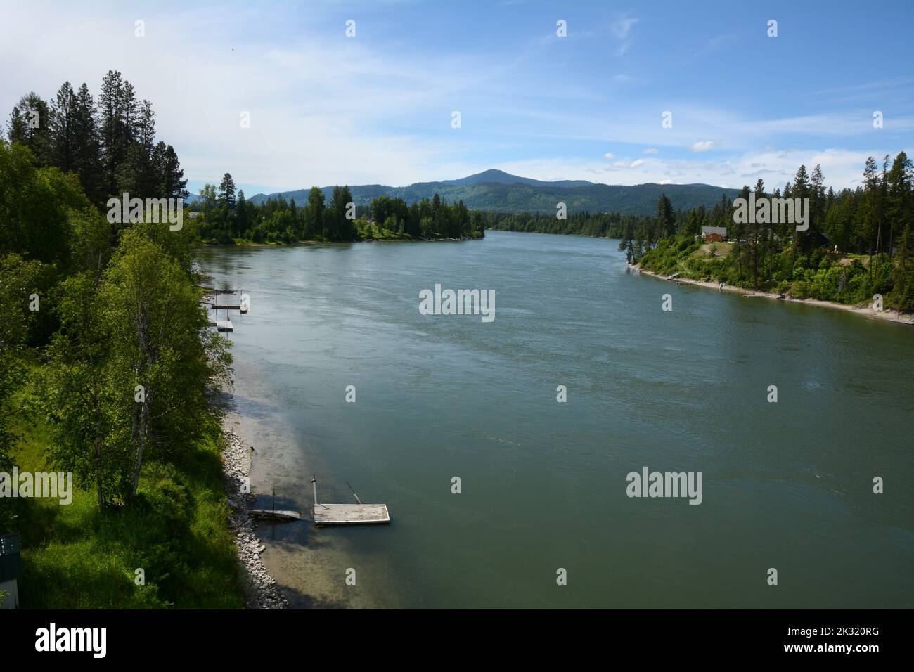 El río Pend-Oreille, un afluente del Columbia, que atraviesa el bosque nacional de Colville cerca de Ione, en el noreste del estado de Washington, EE.UU. Foto de stock