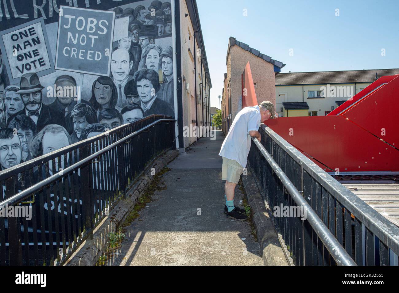 Un mural en Derry, representando los acontecimientos durante los disturbios en Irlanda del Norte Foto de stock