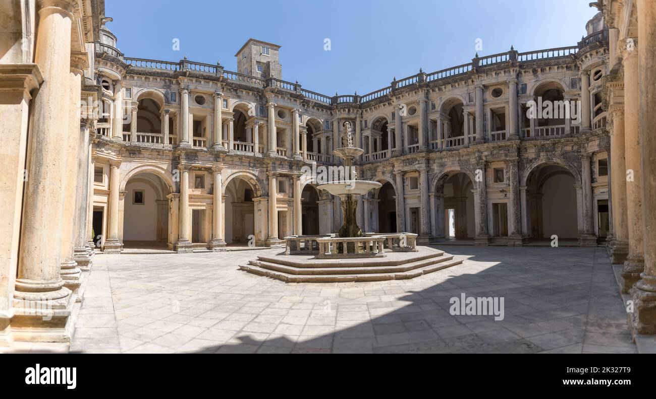 Tomar PORTUGAL - 08 09 2022: Vista al claustro principal renacentista, con fuente ornamentada en el centro, una pieza icónica de la renaissa portuguesa Foto de stock
