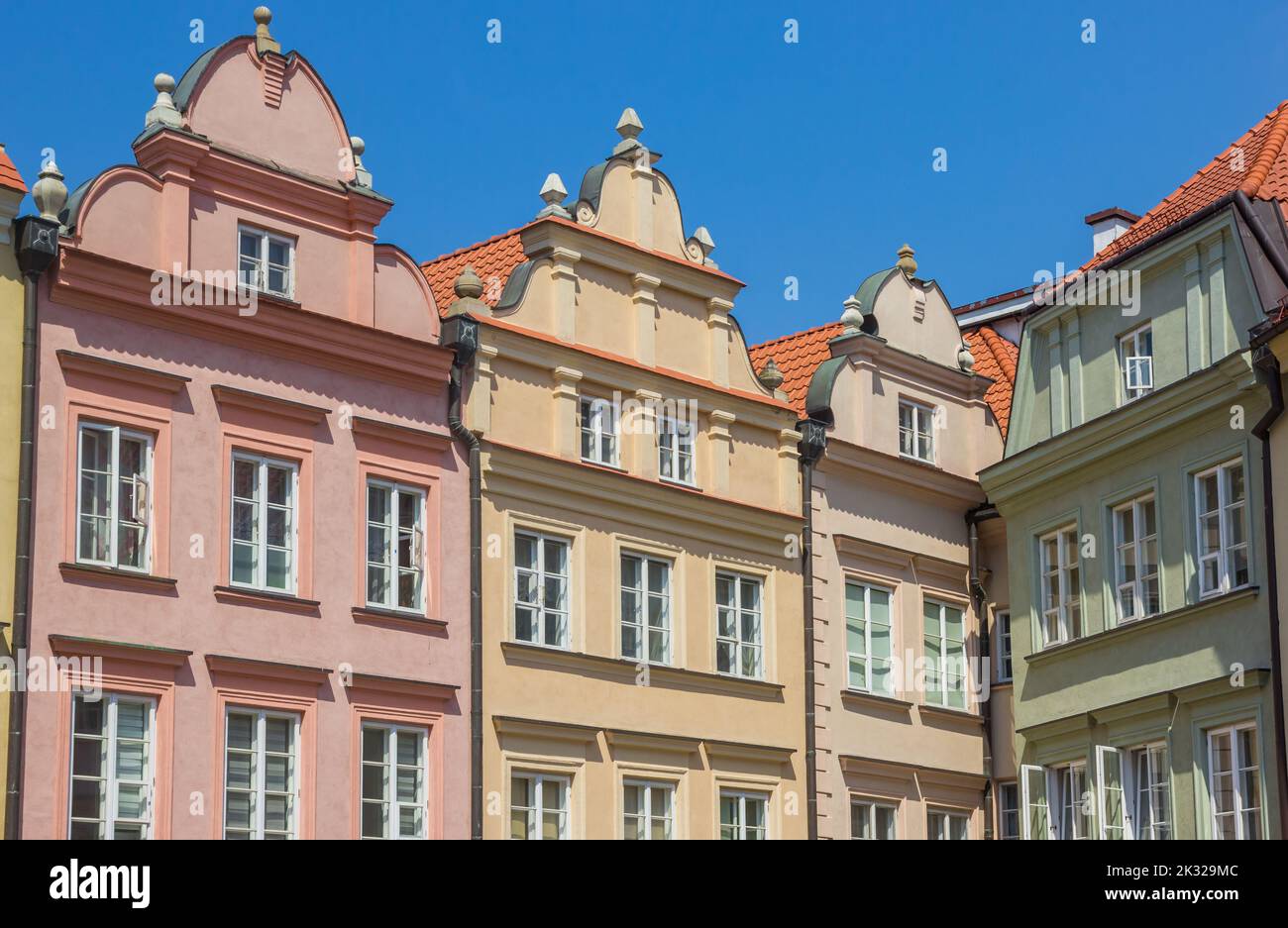 Coloridas fachadas de casas históricas en Varsovia, Polonia Foto de stock