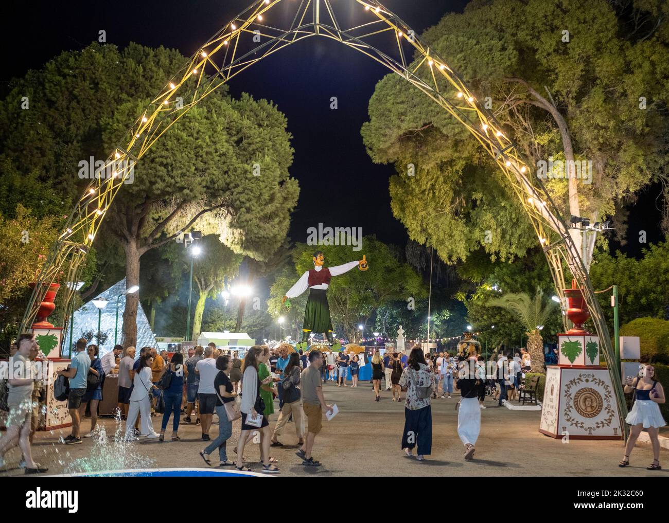 Producción teatral al aire libre en el Festival del Vino de Limassol 2022, en el Jardín Municipal de Limassol, Chipre. Foto de stock