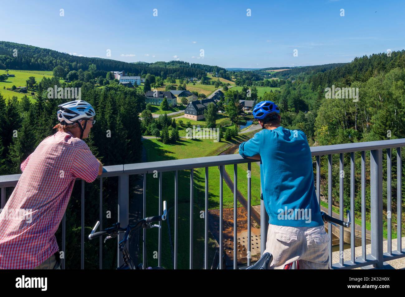 Neuhausen (Erzgebirge): Embalse de Rauschenbach, presa, ciclistas en Erzgebirge, las montañas de Ore, Sachsen, Sajonia, Alemania Foto de stock