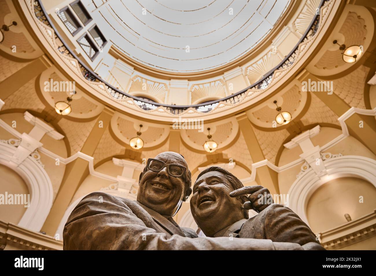 La estatua del dúo cómico Morecambe y Wise bajo la cúpula en los Jardines de Invierno, Blackpool Foto de stock