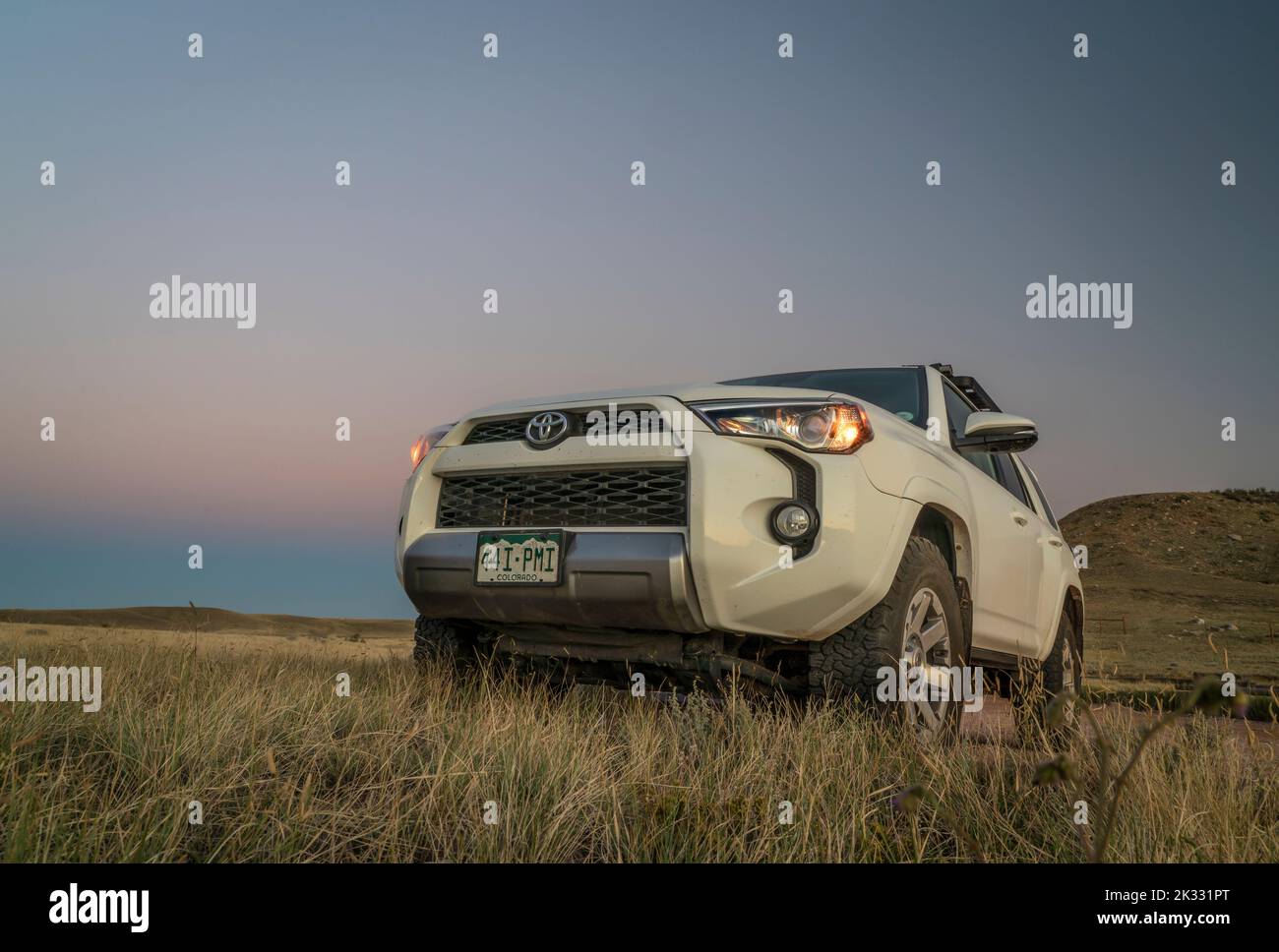 Fort Collins, CO, EE.UU. - 18 de septiembre de 2022: Toyota 4Runner SUV al anochecer estacionado en un punto de partida en el área natural de Soapstone Prairie en las estribaciones de Colorado. Foto de stock