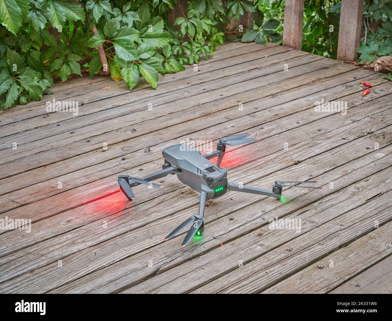 Fort Collins, CO, EE.UU. - 13 de septiembre de 2022: DJI Quadcopter drone plegable está despegando de una terraza de patio trasero o patio en el amanecer de verano. Foto de stock