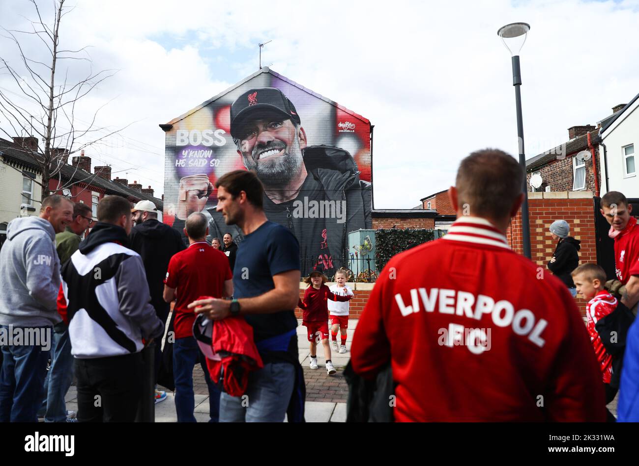 Un mural del entrenador de Liverpool Jurgen Klopp fuera del estadio, delante del Legends Match en Anfield, Liverpool. Fecha de la foto: Sábado 24 de septiembre de 2022. Foto de stock