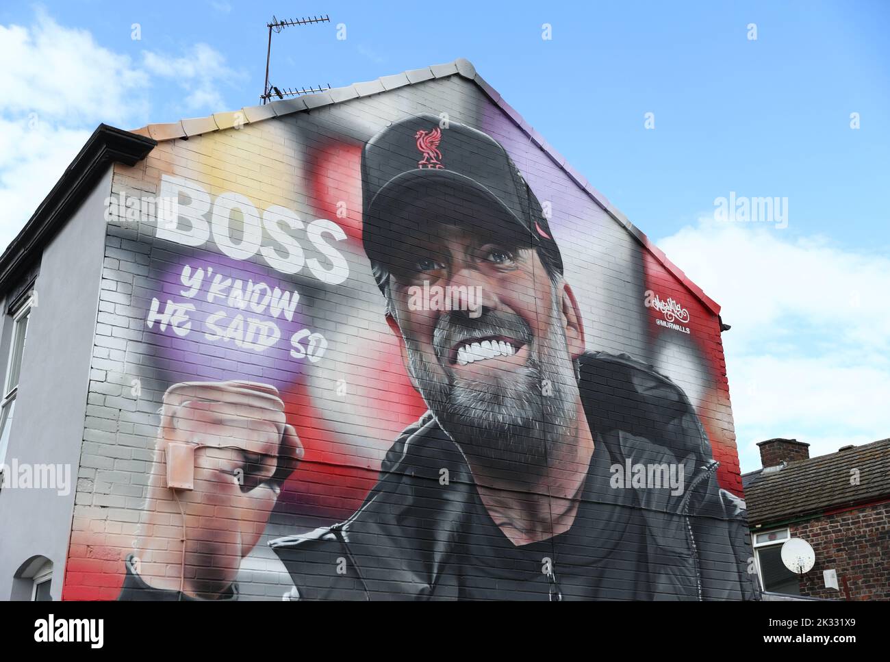 Un mural del entrenador de Liverpool Jurgen Klopp fuera del estadio, delante del Legends Match en Anfield, Liverpool. Fecha de la foto: Sábado 24 de septiembre de 2022. Foto de stock