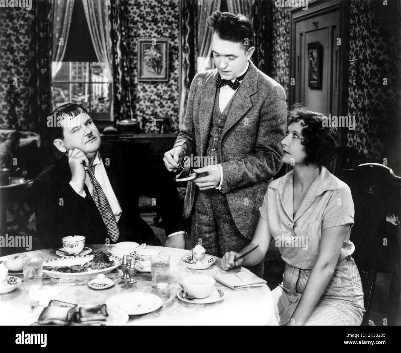 Stan Laurel y Oliver Hardy en la escena cinematográfica 'su primer error' 1932 Foto de stock