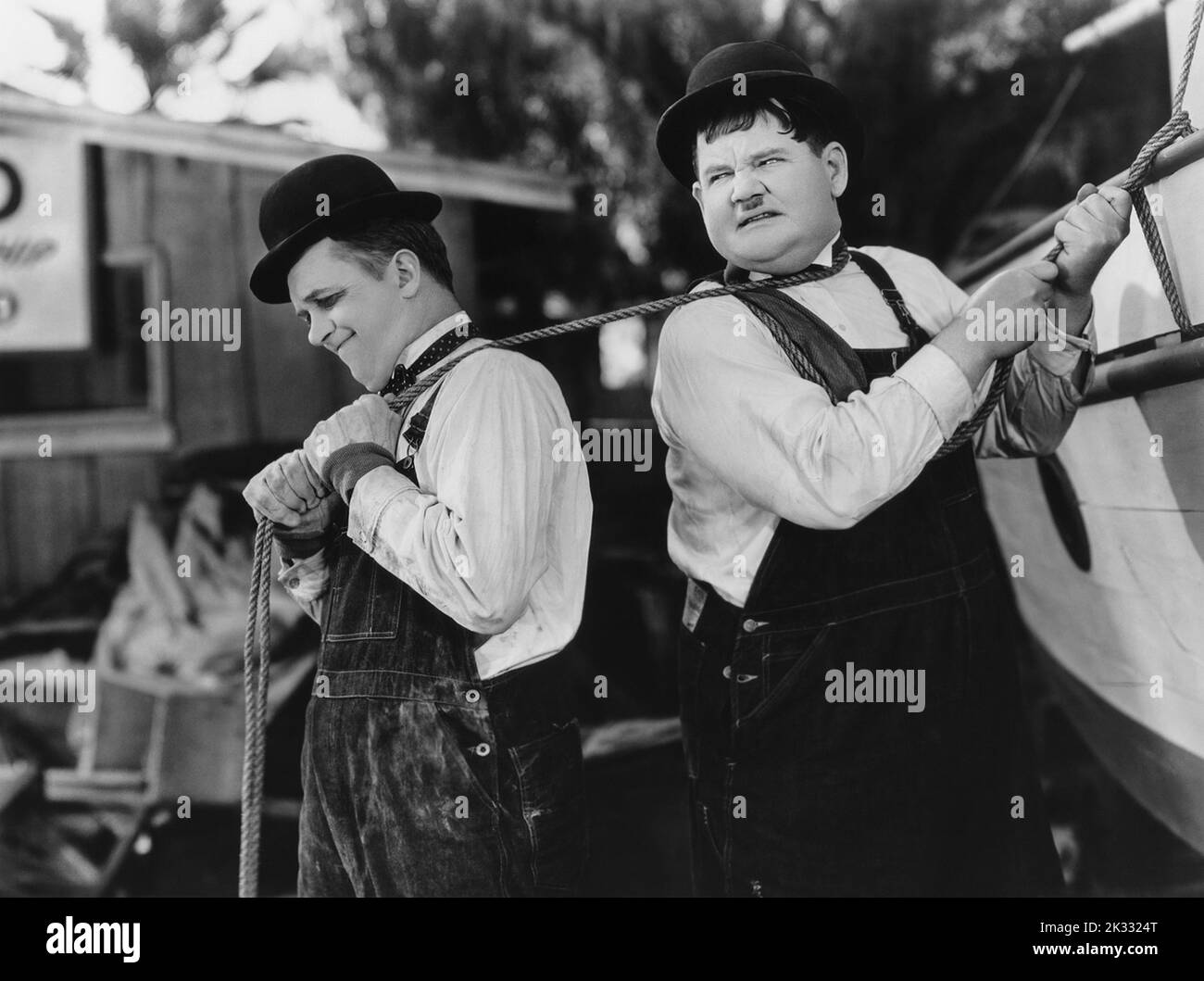 Stan Laurel y Oliver Hardy en la escena cinematográfica 'Remolcado en un agujero' 1932 Foto de stock