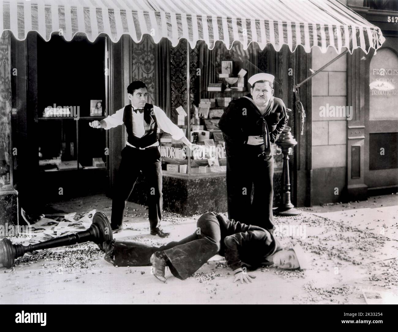 Stan Laurel y Oliver Hardy en la escena cinematográfica 'Two TARS' 1928 Foto de stock